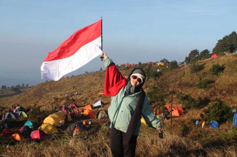 Penulis dengan bendera Merah Putih yang semoga terus berkibar. (Foto: Dokpri.)