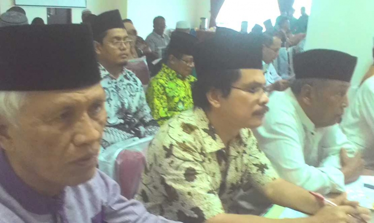 Di antara peserta muzakarah yang memenuhi aula Masjid Raya Sumbar, juga tampak mantan Ketua MUI Sumbar, Prof.DR. H. Syamsul Bahri Khatib. (DOK PRIBADI)