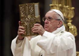 Paus Fransiskus memimpin Misa Paskah di Basilika St. Petrus (Foto:Reuters)