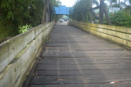 Jembatan MTsN 3 HSS yang cukup sekarat dan memprihatinkan, perlu perhatian serius dari pihak berwenang. (foto : akhmad husaini)