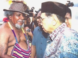 Gus Dur bertemu tokoh Papua (Foto: nu.or.id)