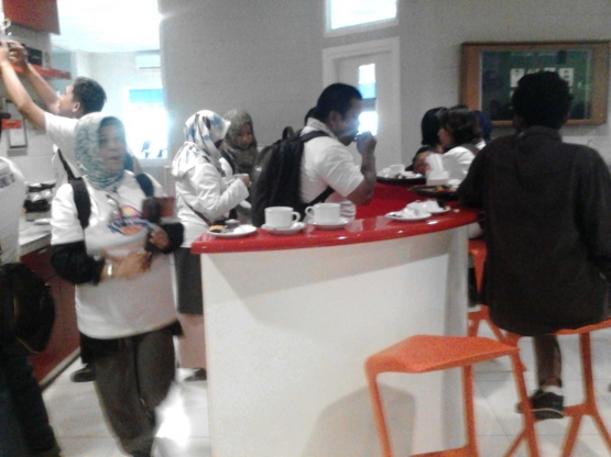 Para peserta menikmati makanan ringan, dokpri
