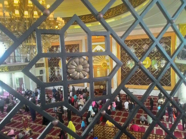 Menjelang Pengajian di Mesjid Agung Bandung. Dokumentasi Pribadi