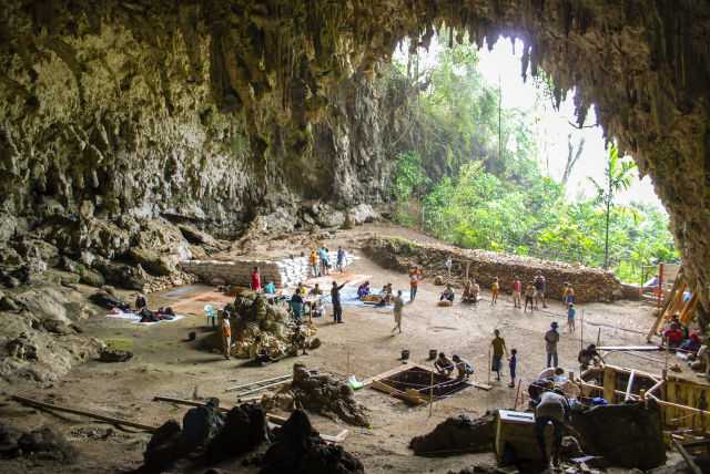 Liang Bua di Flores tempat ditemukannya fosil manusia kerdil Flores. Sumber: arstechnica.com