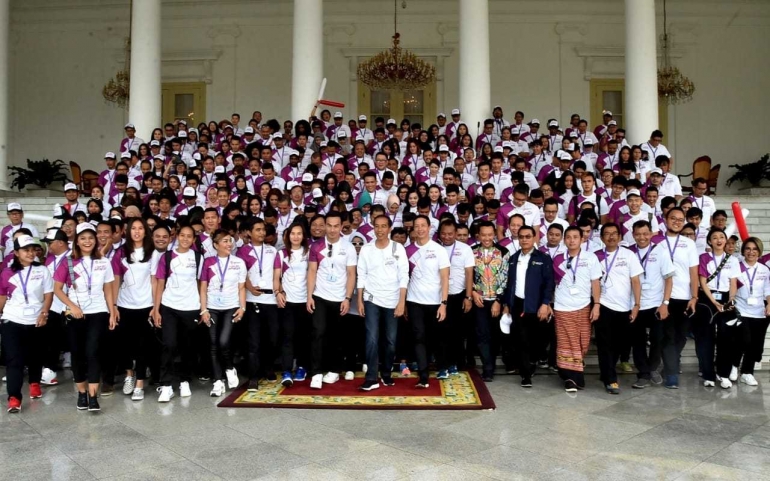 Presiden foto bersama netizen, blogger dan influencer di Istana Bogor