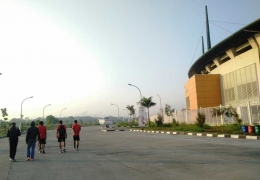 Area parkir Stadion Pakansari Cibinong (foto by widikurniawan)