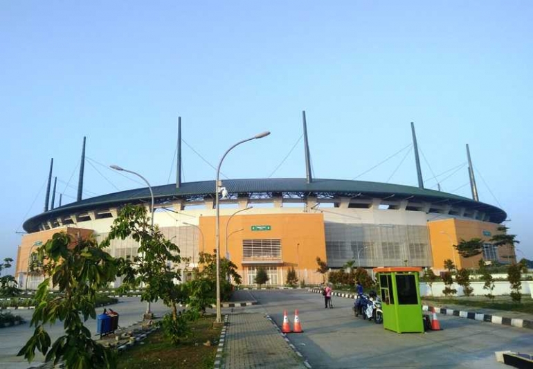 Stadion Pakansari dari arah gerbang parkir utama (foto by widikurniawan)