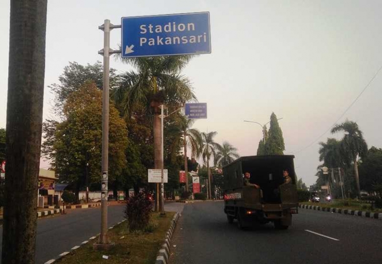 Rambu petunjuk arah ke Stadion Pakansari di Jalan Tegar Beriman, Cibinong (foto by widikurniawan)