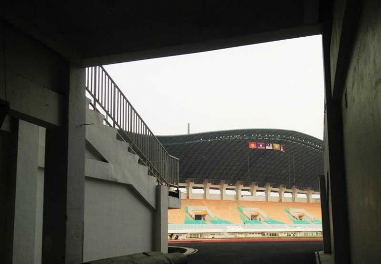 Mengintip lapangan Stadion Pakansari (foto by widikurniawan)