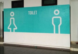 Toilet di area Stadion Pakansari dengan penanda yang mencolok (foto by widikurniawan)
