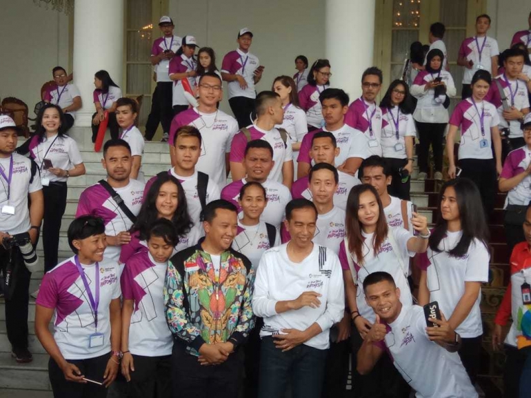 Presiden Jokowi dalam salah satu sesi foto bersama perwakilan atlet Indonesia di Istana Bogor/dokpri