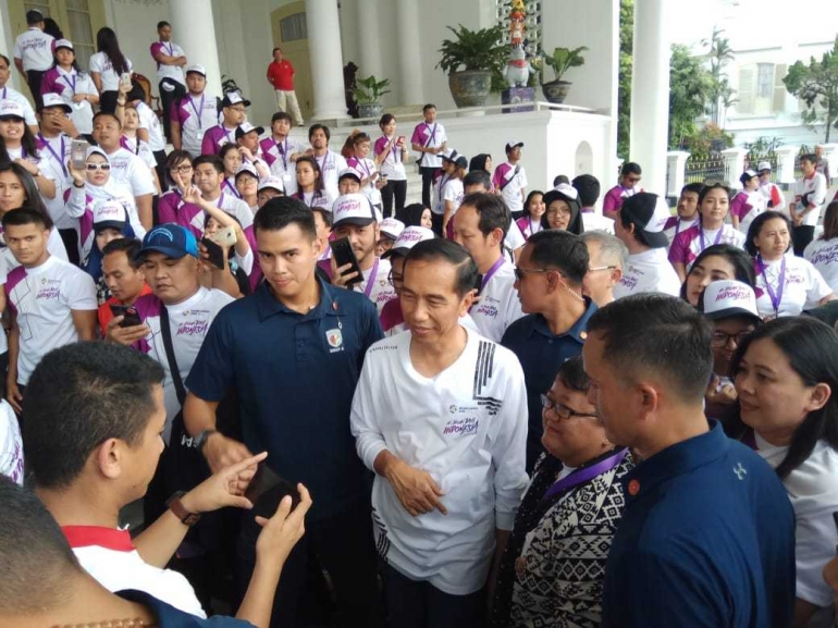 Salah satu momen penting saat bertemu Jokowi adalah mengajaknya foto bersama. Kesempatan itu pun tak saya lewatkan meski membutuhkan perjuangan tidak ringan/dokpri