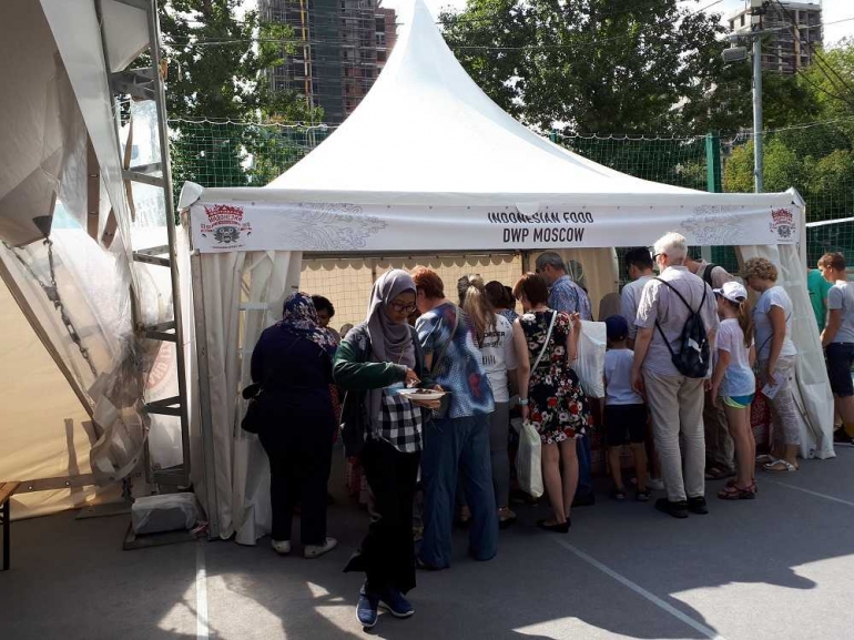 Booth nasi goreng dan sate makanan favorit yang dicari orang Rusia di FIM 2018. Foto: Syaripudin Zuhri.