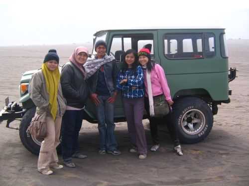 Saat ke Bromo aku mengenakan sweater dan jaket. Setelah turun badan jadi hangat, jadinya jaket kulepas biar nyaman bergerak (dokpri)
