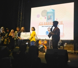 Komunitas Akar Tuli Malang menerima penghargaan Best Inspiring Community di acara Indonesia Community Day 2018 (dok.pribadi)