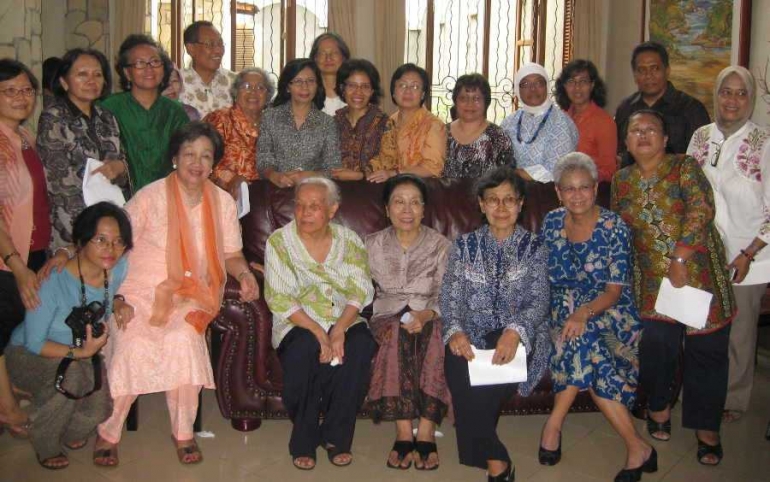 Ibu Tapi Omas Ihromi (duduk baju batik hijau-putih) ditengah kolega dan murid pada ulang tahun ke-80 (Foto: kajiangender.wordpress.com)