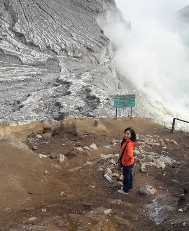 Kami berdua mendaki Kawah Ijen dalam cuaca hujan gerimis dan kurang tidur pada malam sebelumnya karena takut kesiangan (dokpri)