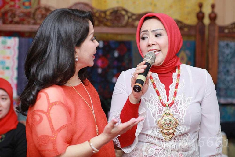 Anna Mariana menyanyi bersama penyanyi Iis Sugianto (Dok. Pribadi)