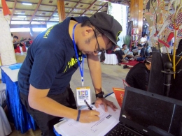 Salah satu anggota komunitas lokal Malang mengisi pendaftaran akun Kompasiana. - Dokumen pribadi.
