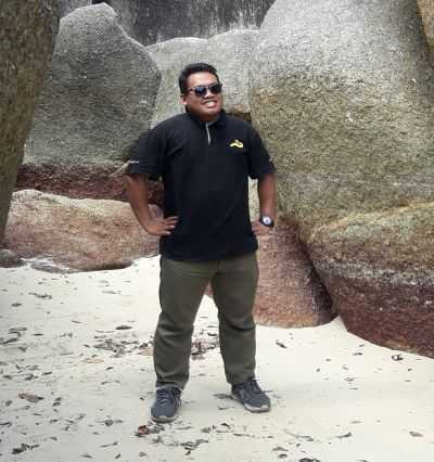 Saat ke pantai perlu mengenakan sunblock dan sunglasses. Lebih mantap lagi jika menggunakan topi (dokpri)