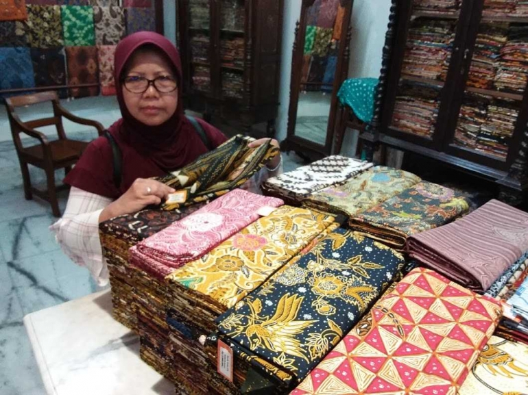 Isteri penulis juga penggemar batik berat. Foto | Dokpri