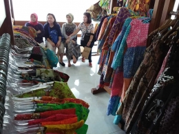 Ramai-ramai para ibu beli batik sambil rekreaksi. Foto | Dokpri