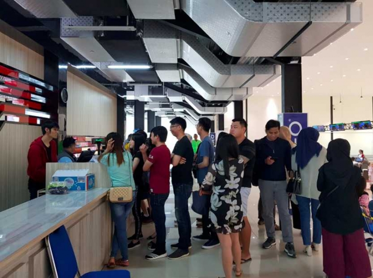 Pengunjung umum sedang mengantri (sumber : deddyhuang.com)