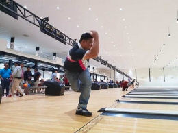 Serunya bermain bowling (sumber : deddyhuang.com)