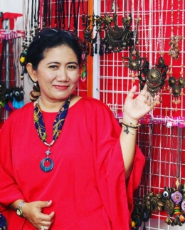 Anamaria Hening Puspasari, wanita penggagas kreasi syal batik perca dari Kabupaten Kediri (foto: akun Instagram Ahening14)