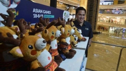 Ketua Panitia Pelaksana Asian Games 2018, Erick Thohir berpose di samping merchandise Asian Games 2018 yang dijual (dok tempo.com)