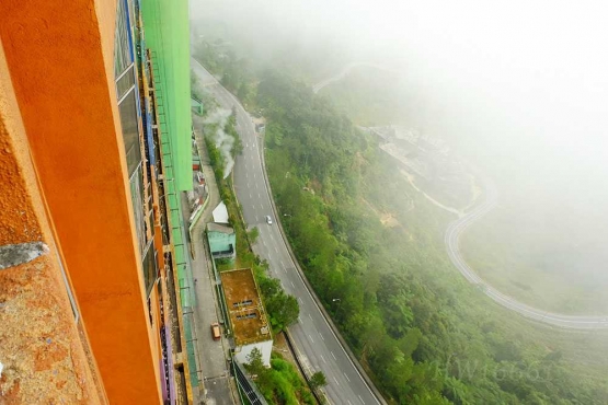 Pemandangan dari kamar First World Hotel pukul 10.00 pagi, Genting masih diselimuti kabut. (Dok. pribadi)