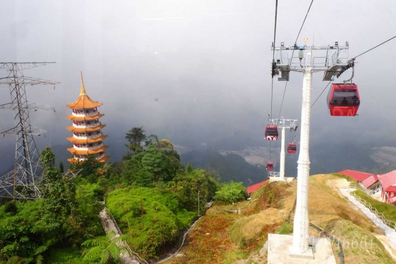 Chin Swee Temple (kiri) di Genting dilihat dari gondola. (Dok. Pribadi)