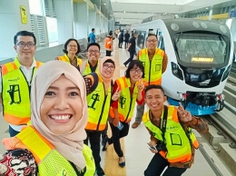 Saya dan teman-teman blogger sebelum menjajal LRT Palembang (dokumentasi pribadi)