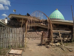 Foto masjid Jami'ul Jamaah di Pamenang, Lombok Utara kini runtuh (foto: M. Imran Kasiri)