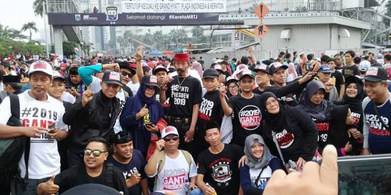Sejumlah warga tampak memakai baju dan kaos #2019GantiPresiden di Bundaran HI, Jakarta, Minggu (29/4/2018) lalu. (KOMPAS.com/DYLAN APRIALDO RACHMAN)  