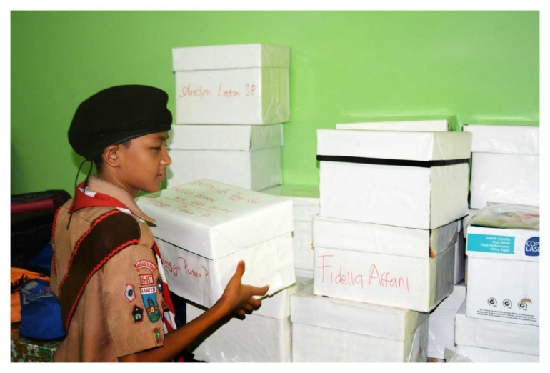 Menyiapkan kotak berisi berkas dokumen data dan hasil karya calon Pramuka Garuda. (Foto: ISJ)