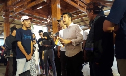 Wakil Gubernur Jawa Timur terpilih Emil Dardak (kemeja putih) mengunjungi booth Kompasianer Malang 