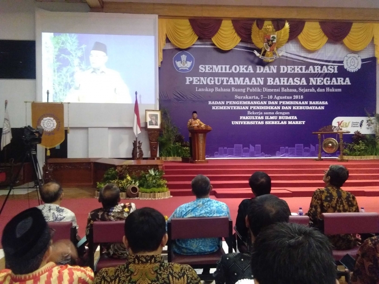 Mentri Pendidikan dan Kebudayaan RI, memberi sambutan pada Semiloka dan Deklarasi Pengutamaan Bahasa Negara di Auditorium UNS Surakarta (8 Agustus 2018)