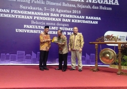 Mentri Pendidikan dan Kebudayaan Menerima Cendera Mata dari Rektor Universitas Sebelas Maret, Surakarta (8 Agustus 2018)