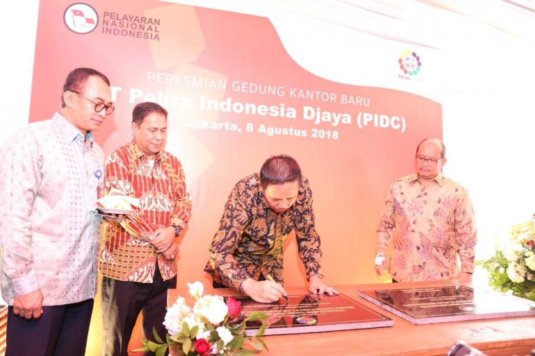 Dirut PIDC Effendi menandatangani prasasti peresmian disaksikan Dirut Pelni, Komut dan Direotur Operasi PIDC (Ft. Dok Pelni)