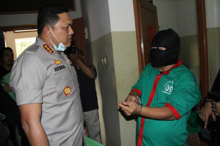 Kapolres Metro Jakarta Barat Kombes Pol Hengki Haryadi, SIK, MH menginterogasi tersangka