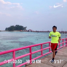Lari ditengah laut di Jembatan Cinta Pulau Tidung