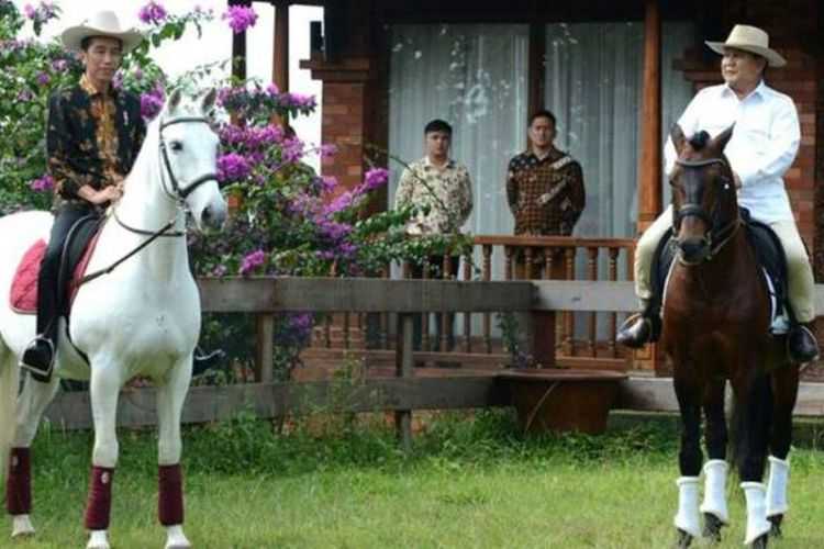 Presiden Joko Widodo saat bertemu Ketua Umum Partai Gerindra Prabowo Subianto di Hambalang, Bogor, Senin (31/10/2016). Keduanya kembali akan bertarung pada Pilpres 2019. (Kementerian Sekretaris Negara)