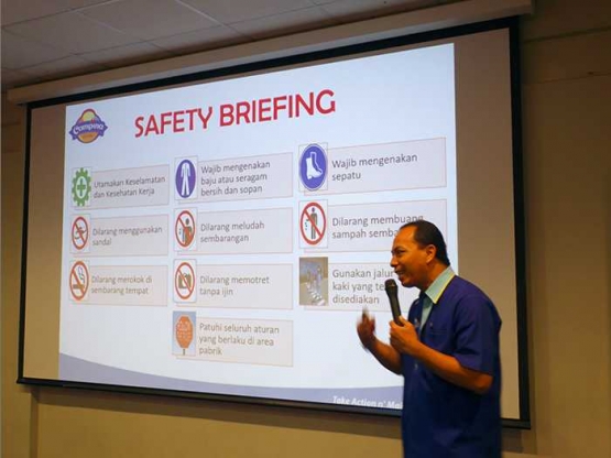 Pak Karyono menjelaskan Safety Briefing. dokpri