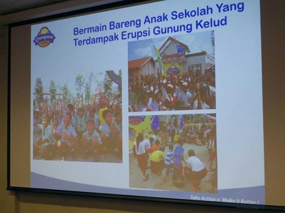 Salah satu CSR Campina: menghibur dan mengatasi trauma anak pasca erupsi Gunung Kelud. dokpri