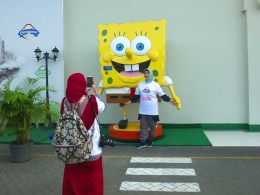 Mbak_Avy berfoto bersama Spongebob di depan pabrik. dokpri