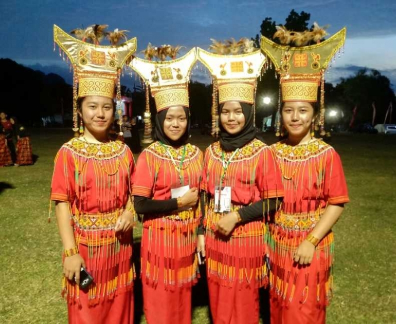 Srikandi Putri Kabupaten Tana Toraja dalam Balutan Pakaian Adat menambah semarak kegiatan Pertikawan ini (dokumentasi pribadi)