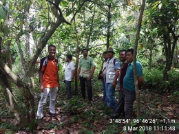 Pendamping Desa sedang memetakan letak pembangunan Embung Desa di kampung Tengah (Aceh Barat Daya)