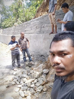Kadis DPMP4 didampingi oleh pendamping Desa Kabupaten Aceh Barat Daya (sudah progres 70% pengerjaannya.
