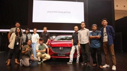 Berpose bersama Head of Marketing Mazda Indonesia di Gerai Mazda GIIAS 2018. Sumber: Widianto Didiet